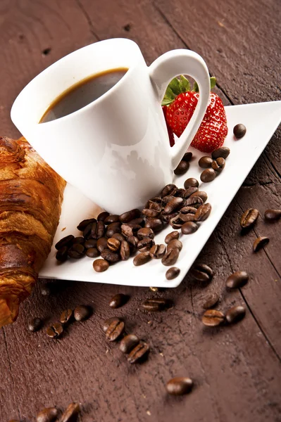 Two cups of coffee with croissants and pieces of cinnamon — Stock Photo, Image