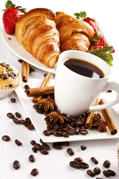 Horká káva a muffin, croissant — Stock fotografie