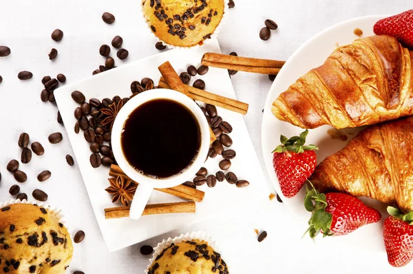 Horká káva a muffin, croissant — Stock fotografie