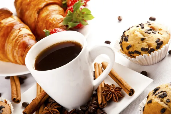 Hot coffee and muffin, croissant — Stock Photo, Image