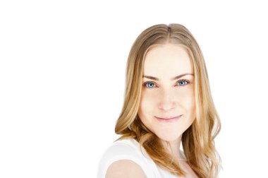 Uzun düz sarı saçlı güzel kadın. moda model pos