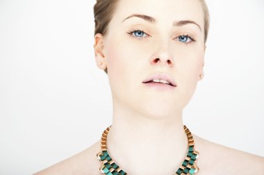 güzel uzun saçlı sarışın genç kadın ile neckla portresi