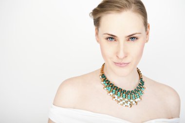 güzel uzun saçlı sarışın genç kadın ile neckla portresi