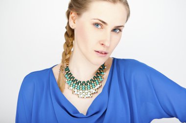 güzel uzun saçlı sarışın genç kadın ile neckla portresi