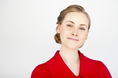 Gülümseyen genç iş kadınının yakın plan portresi.