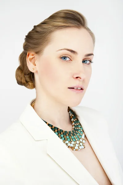 Portrét mladé krásné dlouhé vlasy-blond ženy s neckla — Stock fotografie