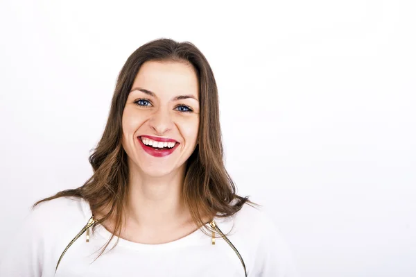 Feliz bela mulher sorrindo isolado no fundo branco — Fotografia de Stock