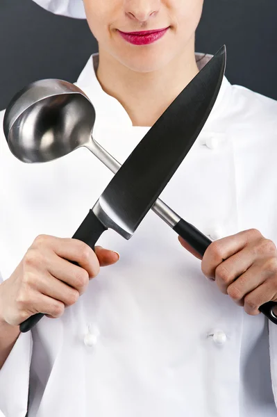 Vrouw cook chef-kok met moordenaar idee en keuken mes — Stockfoto