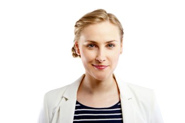 beyaz zemin üzerinde izole mutlu iş kadın kolları katlanmış