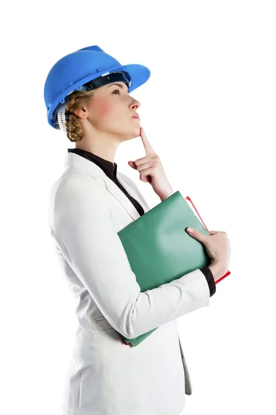 Femme d'affaires avec casque de construction et presse-papiers . — Photo