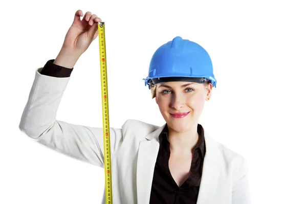 Femme en hardhat avec mètre — Photo