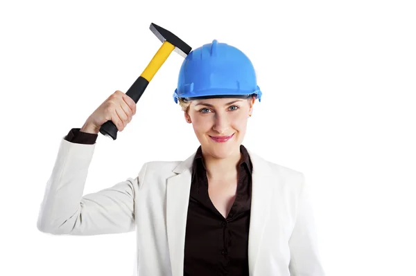 Mujer con martillo y hardhat aislado en blanco — Foto de Stock