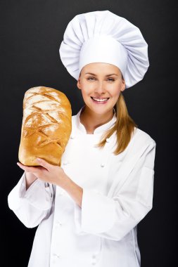 Şef baker smailing, taze pişmiş ekmek. 