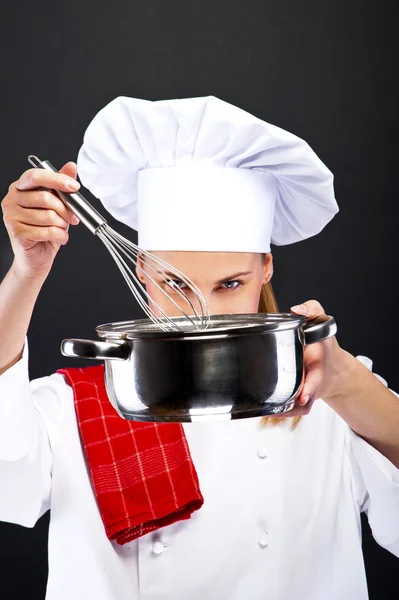 Conceito de cozinha e comida - chef feminino sorridente com poy e spoo — Fotografia de Stock