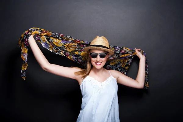 Mujer con bufanda y sombrero sobre fondo oscuro —  Fotos de Stock