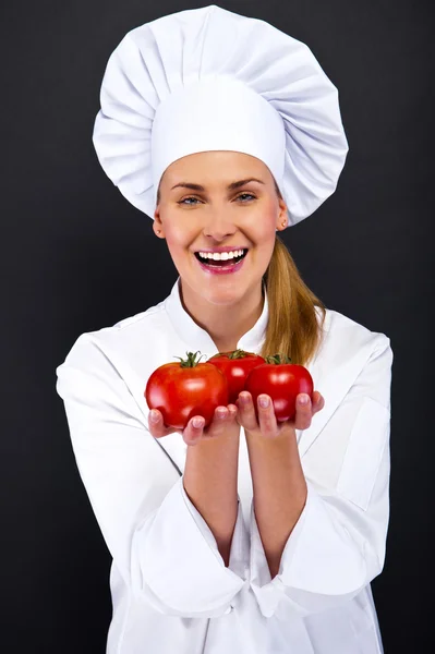 Retrato de jovem chef com tomate — Fotografia de Stock