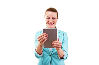 dokunarak tablet ile gülümseyen kadın