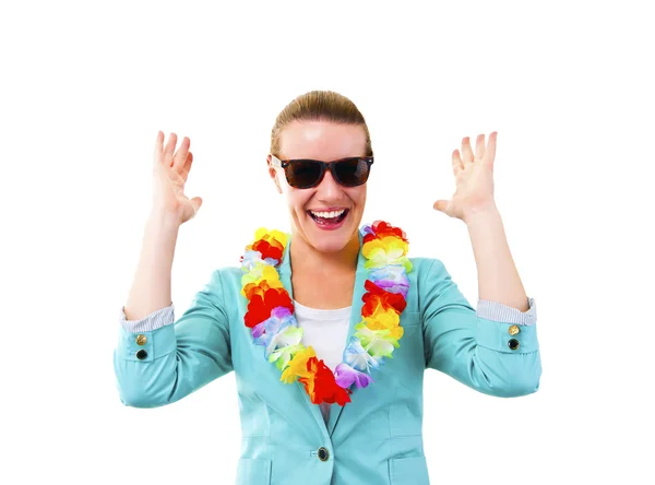 Kvinna med hawaii girlands och solglasögon leende — Stockfoto