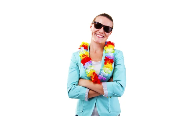 Frau mit Hawaii-Girlanden und Sonnenbrille lächelt — Stockfoto