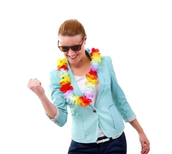 Frau mit Hawaii-Girlanden und Sonnenbrille lächelt — Stockfoto