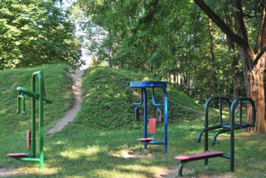 Şehir parkında egzersiz makineleri