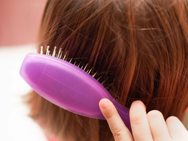 Bürsten der Haare lizenzfreie Stockbilder