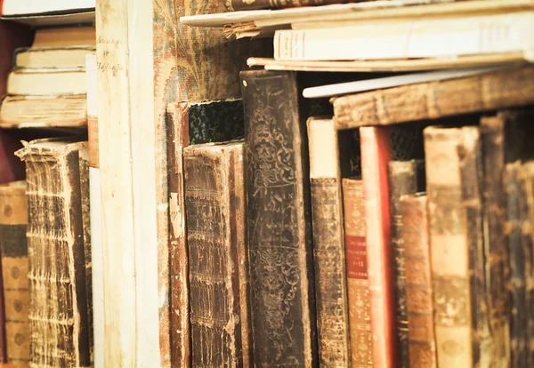 Livros velhos em uma prateleira — Fotografia de Stock