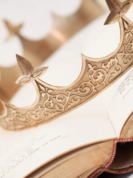 Livro e Coroa — Fotografia de Stock