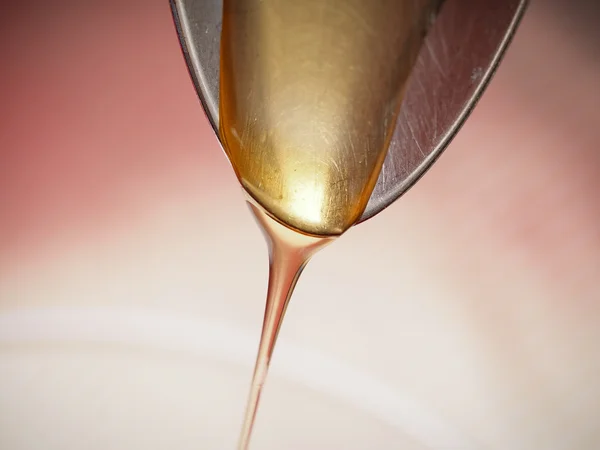 Miel en una cuchara — Foto de Stock