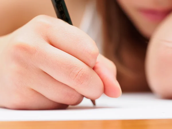 Enfant avec un crayon — Photo