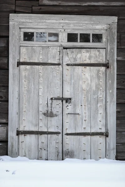 Oude houten deur in de winter — Stockfoto