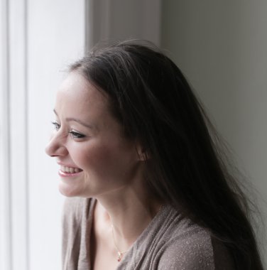 Pencereden dışarı bakıyorum. 