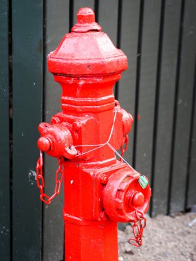 Kırmızı yangın musluğu