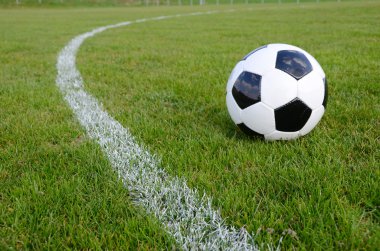 Sahada futbol topu