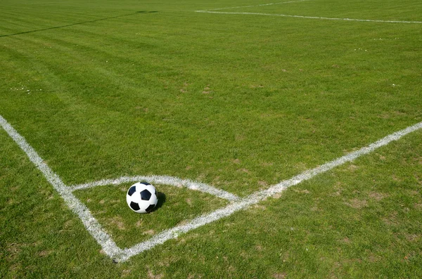 Bola de futebol no campo — Fotografia de Stock