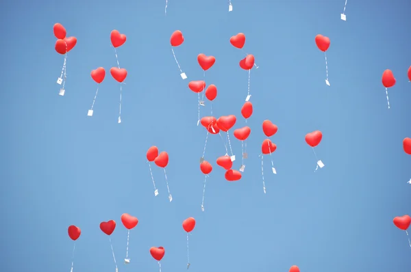 Globos rojos con los mensajes en el cielo azul —  Fotos de Stock