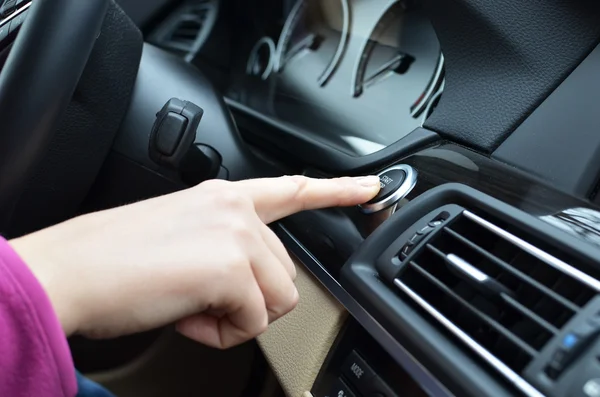 Chauffeur démarrant le moteur — Photo