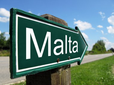 Malta tabelasını kırsal bir yol boyunca