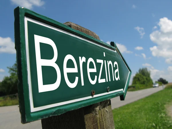 Panneau Berezina le long d'une route rurale — Photo