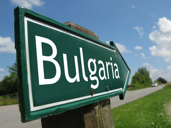 Empty arrow signpost along a rural road — Stock Photo, Image