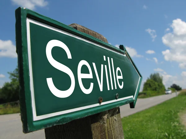 Señalización de Sevilla a lo largo de una carretera rural — Foto de Stock
