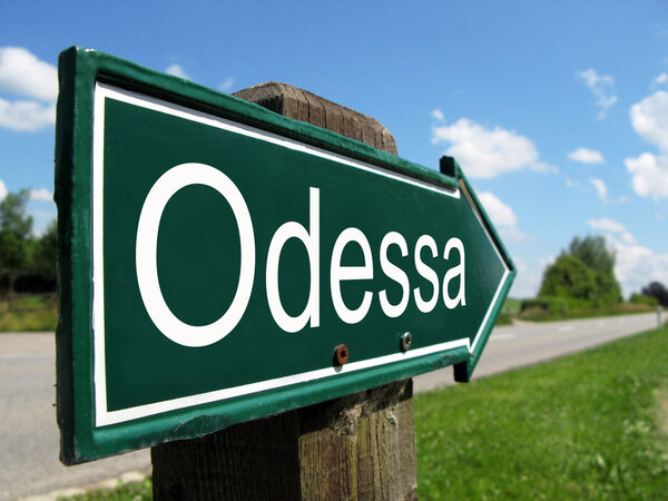 Указатель ODESSA вдоль сельской дороги
