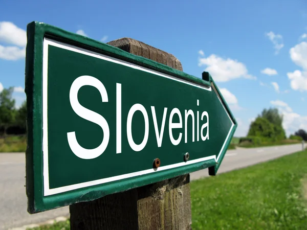 Eslovénia sinalização ao longo de uma estrada rural — Fotografia de Stock