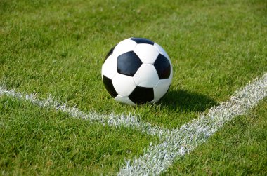 Sahada futbol topu