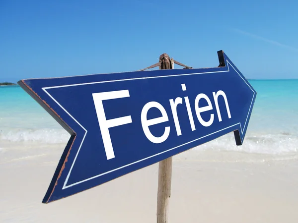Ferien (německá dovolená) podepsat na pláži — Stock fotografie