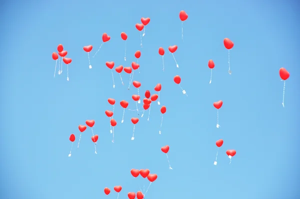 Balões vermelhos com as mensagens no céu azul — Fotografia de Stock