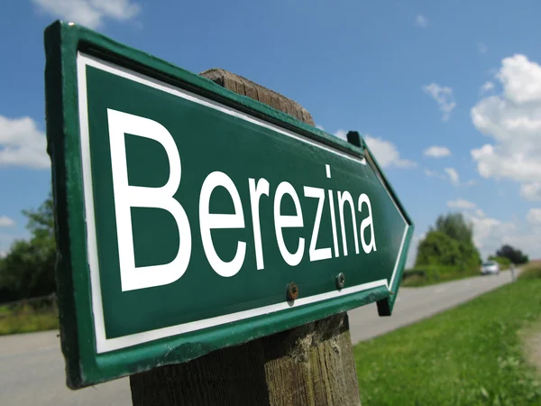 Berezinai tábla egy vidéki út mentén — Stock Fotó