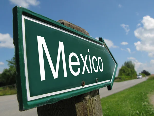 Мексиканский указатель вдоль сельской дороги — стоковое фото