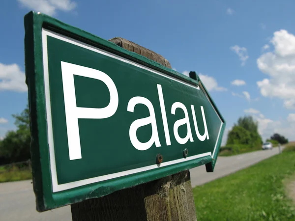 Señal Paulu a lo largo de un camino rural —  Fotos de Stock