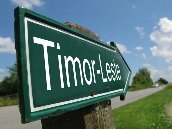 Восточный Тимор - Лешти указатель вдоль сельской дороги — стоковое фото